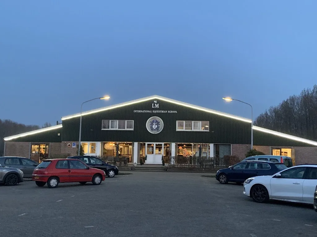 Purmerend Legend Manor International Equestrian School B.v. - foto 2